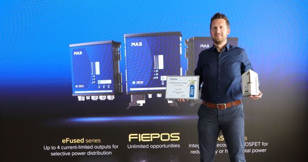 Responsable produits FIEPOS Kamil Buczek avec le trophée Product of the Year.